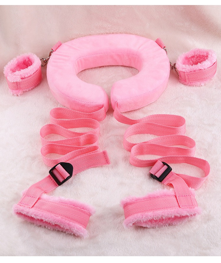 Đồ chơi bạo dâm với gối bông khóa tay chân