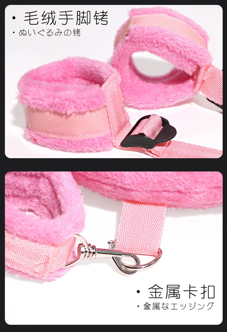 Đồ chơi bạo dâm với gối bông khóa tay chân