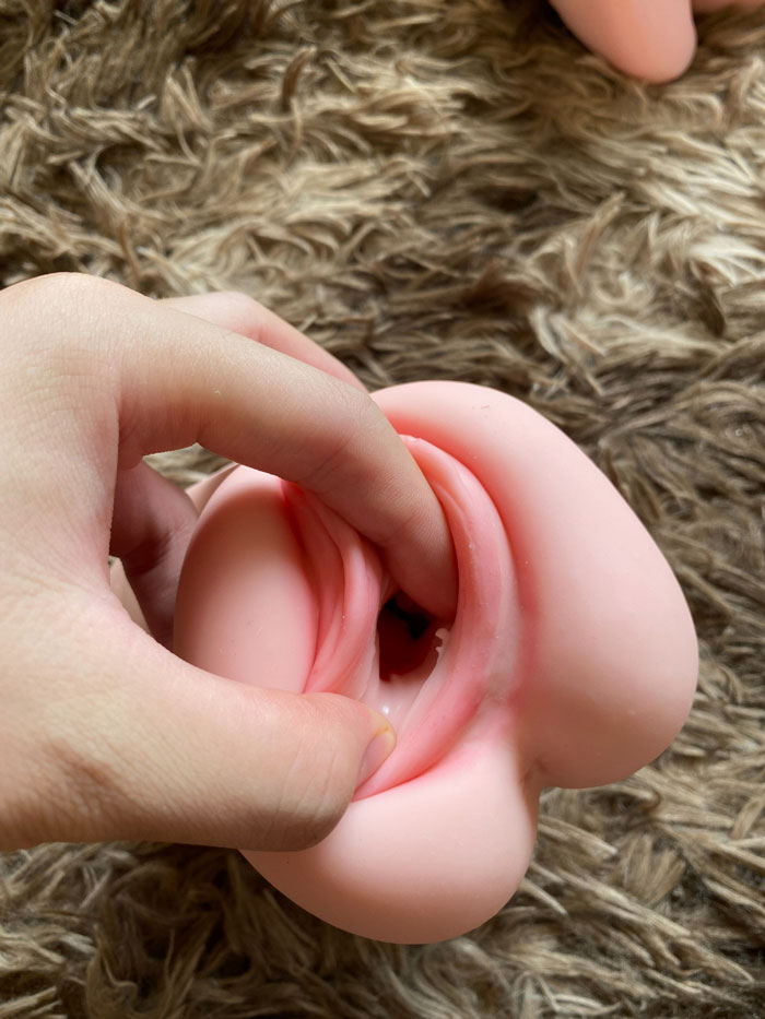 Âm đạo trông thật, trắng, mịn và rung động 