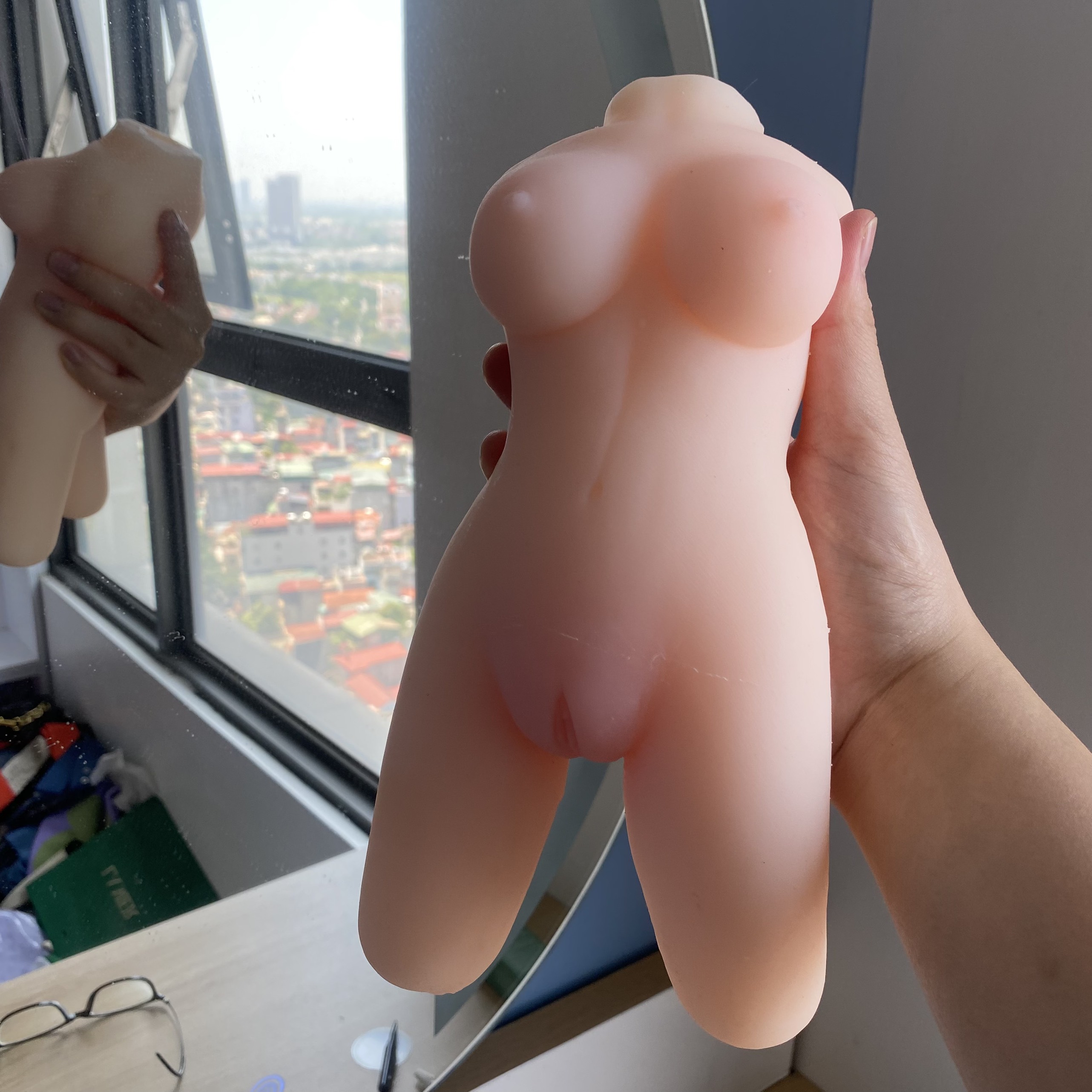 Búp bê tình dục có đùi trắng và rên rỉ