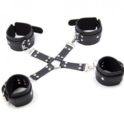Đồ chơi tình dục tàn bạo có còng tay