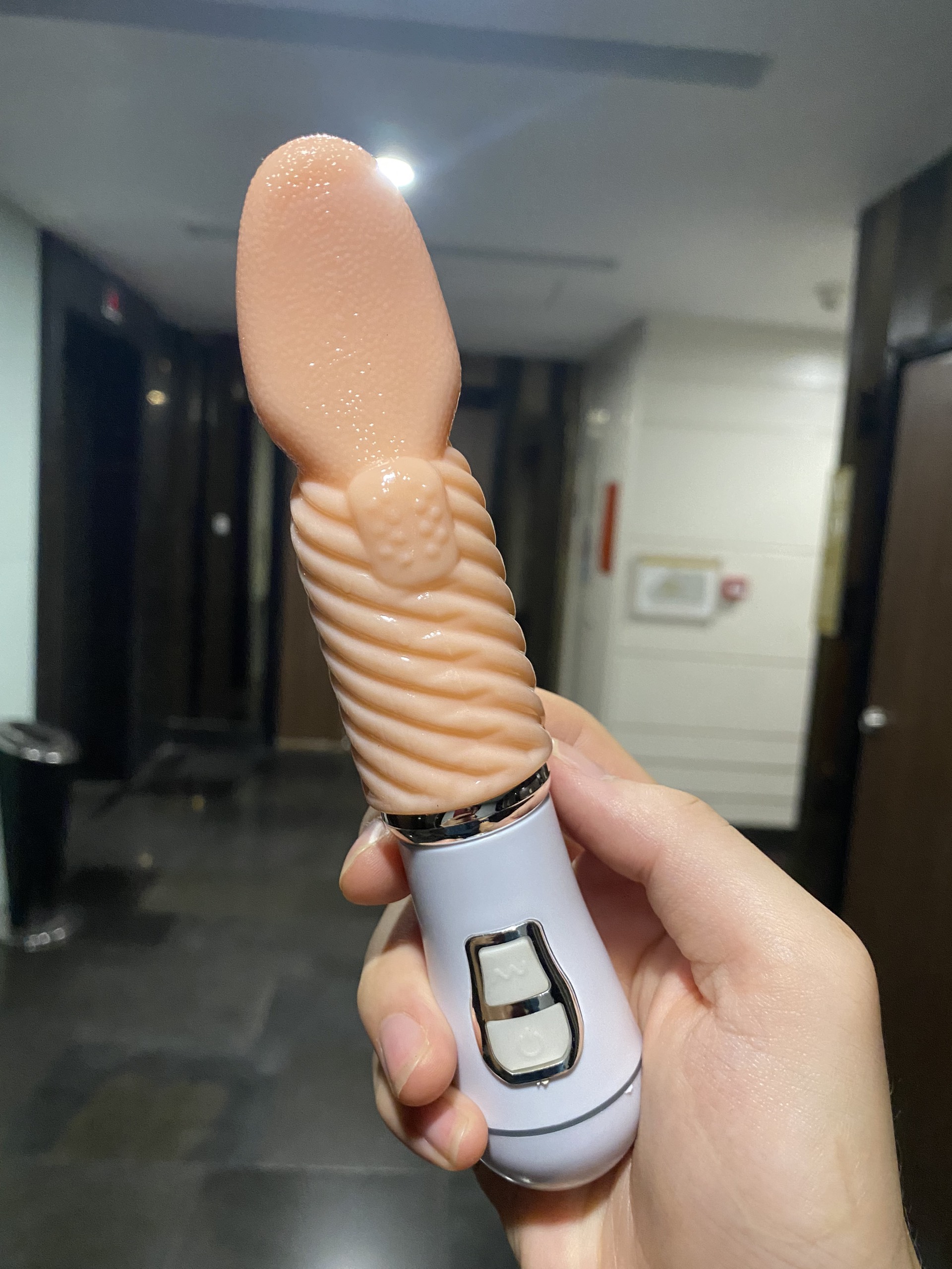 Máy liếm lưỡi âm đạo cầm tay có thể sạc lại với 12 chế độ rung