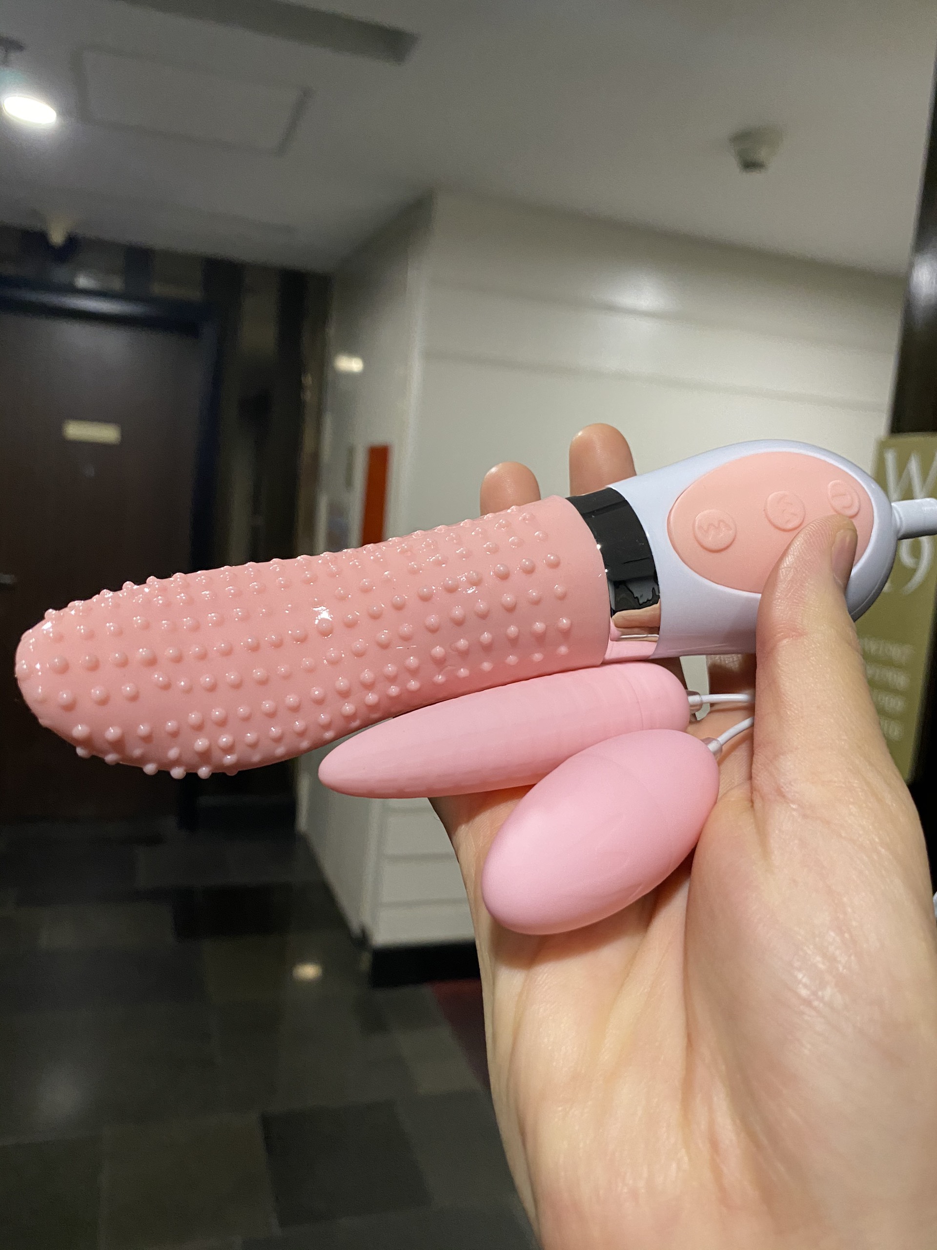 Lưỡi rung có gai và trứng rung kèm 2 cổng sạc USB