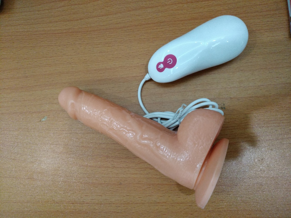 Dương vật giả có đế Fanala rung và tạo nhiệt bằng pin sạc 4